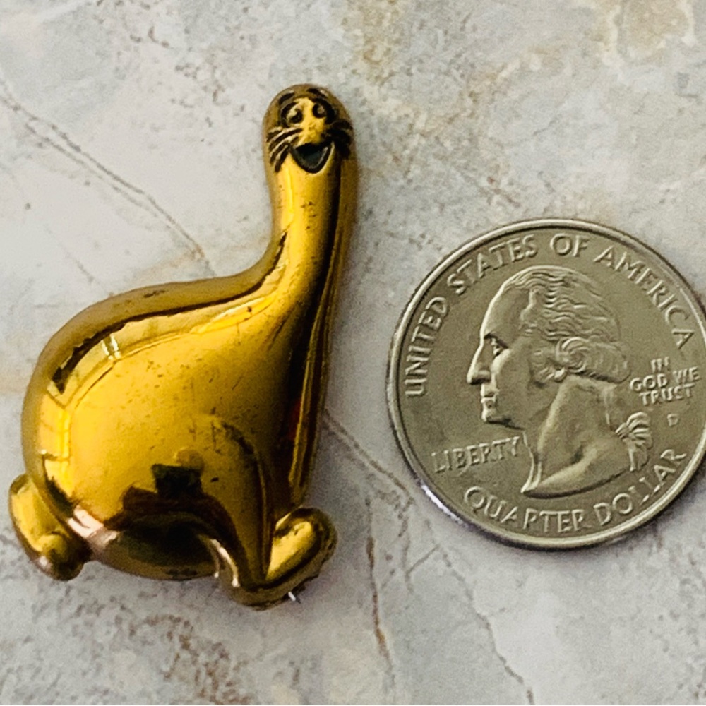 Vintage Shmoo Lil’ Abner Golden Pin - Picture 3 of 7